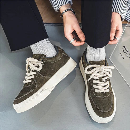 Tênis Masculino em Camurça Romenzi RZ403 com visual contemporâneo, acabamento premium, sola reta e detalhes elegantes para estilo casual e urbano.