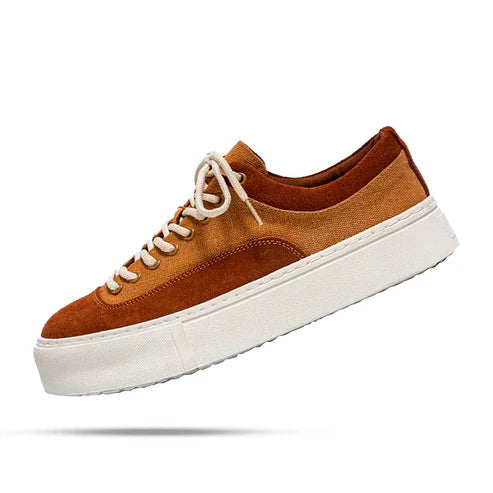 Tênis Masculino Romenzi RZ423 em camurça premium marrom com bico arredondado, forro resistente e sola de borracha para conforto estiloso diário.