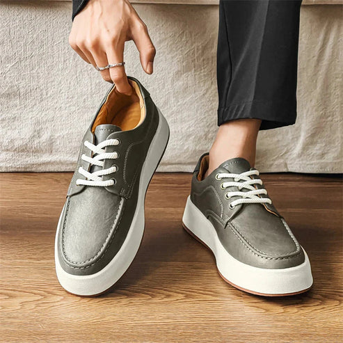 Tênis Masculino em Couro Romenzi RZ386 caramelo ou cinza com visual minimalista, sola durável e acabamento elegante para uso casual e moderno.