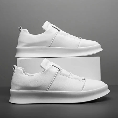 Tênis Masculino Romenzi RZ421 nas cores branco ou preto em couro premium com cadarço ajustável, sola resistente e estilo elegante para o dia a dia.