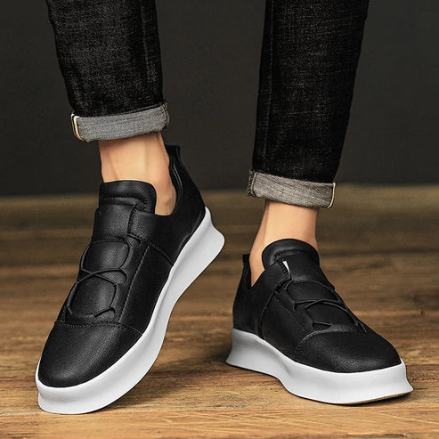 Tênis Masculino Romenzi RZ421 nas cores branco ou preto em couro premium com cadarço ajustável, sola resistente e estilo elegante para o dia a dia.