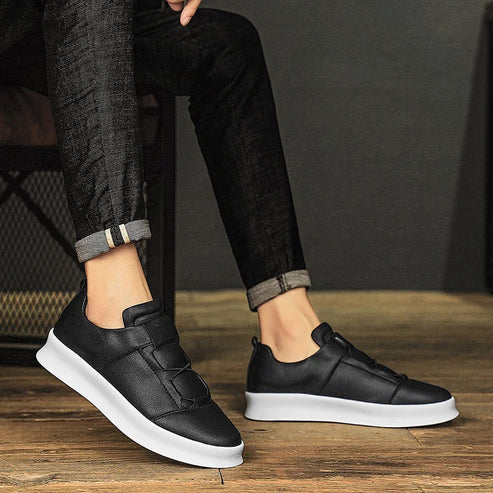 Tênis Masculino Romenzi RZ421 nas cores branco ou preto em couro premium com cadarço ajustável, sola resistente e estilo elegante para o dia a dia.