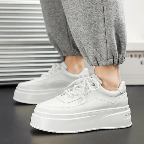 Tênis Masculino Romenzi RZ396 em materiais premium com design moderno, sola de borracha reta e estilo minimalista para looks versáteis e urbanos.