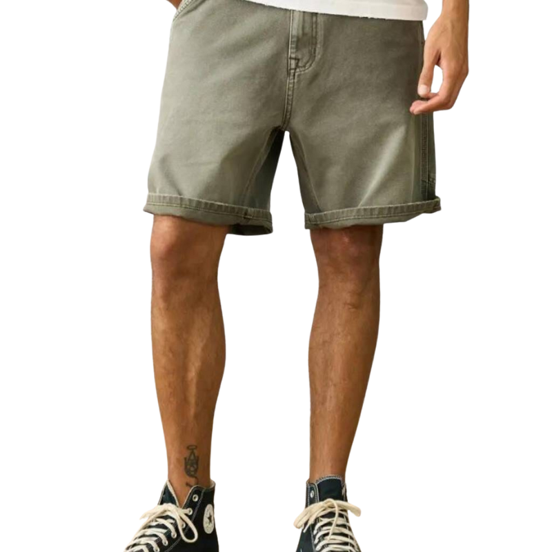 Bermuda Masculina Romenzi Retrô RZ519 feita em sarja premium, com design clássico e retrô, caimento ajustado, conforto e elegância atemporal.