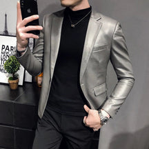 Blazer Masculino de Couro Lancaster Romenzi RZ921 em detalhe, peça premium em couro sofisticado e resistente, ideal para looks casuais ou formais elegantes.