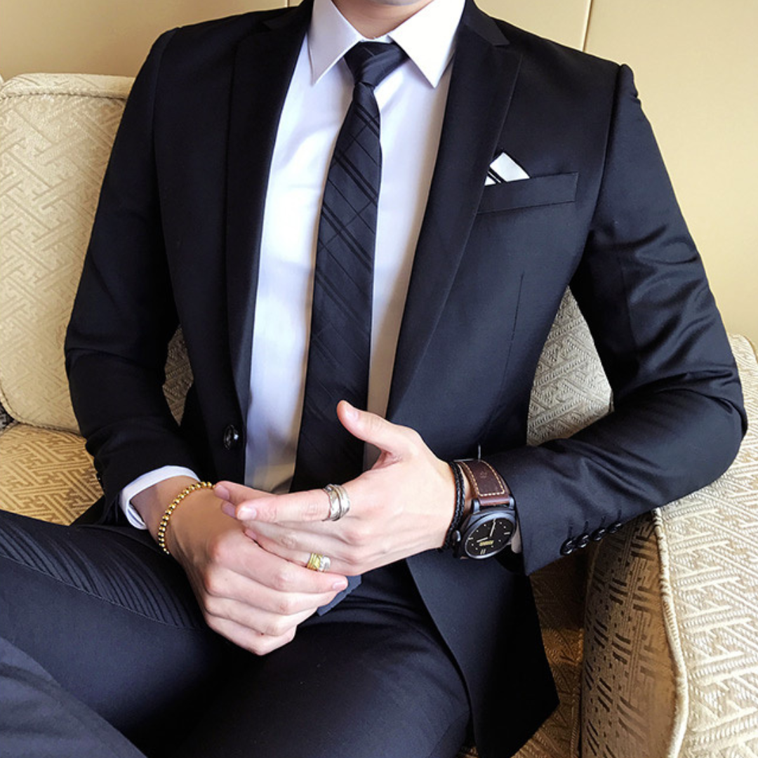 Blazer Masculino Executivo Romenzi RZ776 em detalhe, confeccionado em poliviscose de alta qualidade com caimento perfeito e estilo sofisticado.