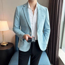 Blazer Masculino Romenzi Gentleman RZ920 em detalhe, blazer sofisticado em materiais de alta qualidade que oferece caimento impecável e estilo elegante.