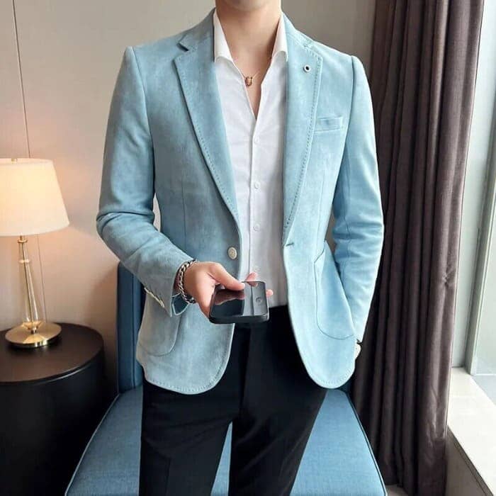 Blazer Masculino Romenzi Gentleman RZ920 em detalhe, blazer sofisticado em materiais de alta qualidade que oferece caimento impecável e estilo elegante.