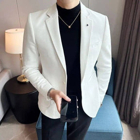 Blazer Masculino Romenzi Gentleman RZ920 em detalhe, blazer sofisticado em materiais de alta qualidade que oferece caimento impecável e estilo elegante.