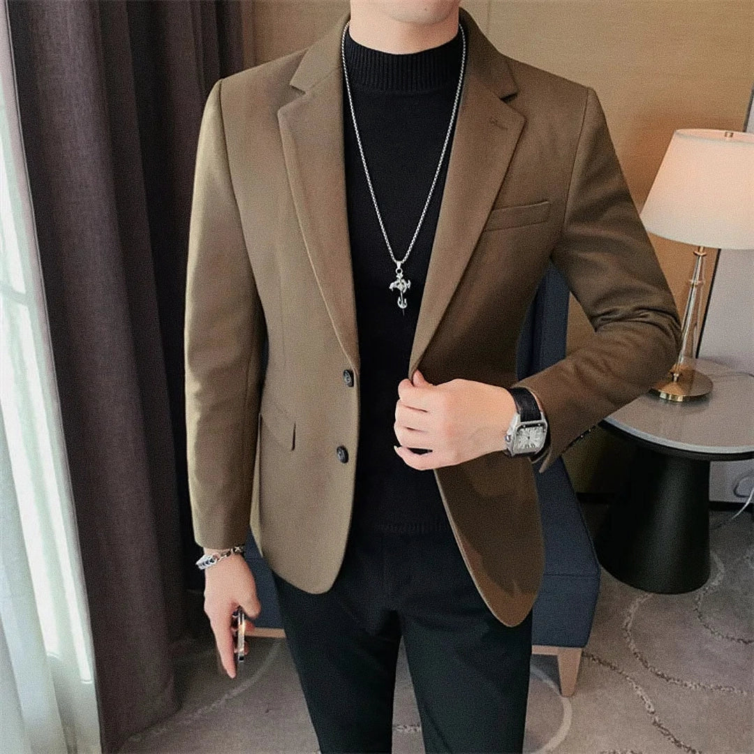 Blazer Masculino Grife Romenzi RZ933 em detalhe, blazer sofisticado em materiais de alta qualidade que oferece caimento impecável, conforto e estilo elegante.