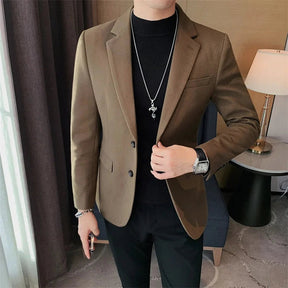 Blazer Masculino Grife Romenzi RZ933 em detalhe, blazer sofisticado em materiais de alta qualidade que oferece caimento impecável, conforto e estilo elegante.