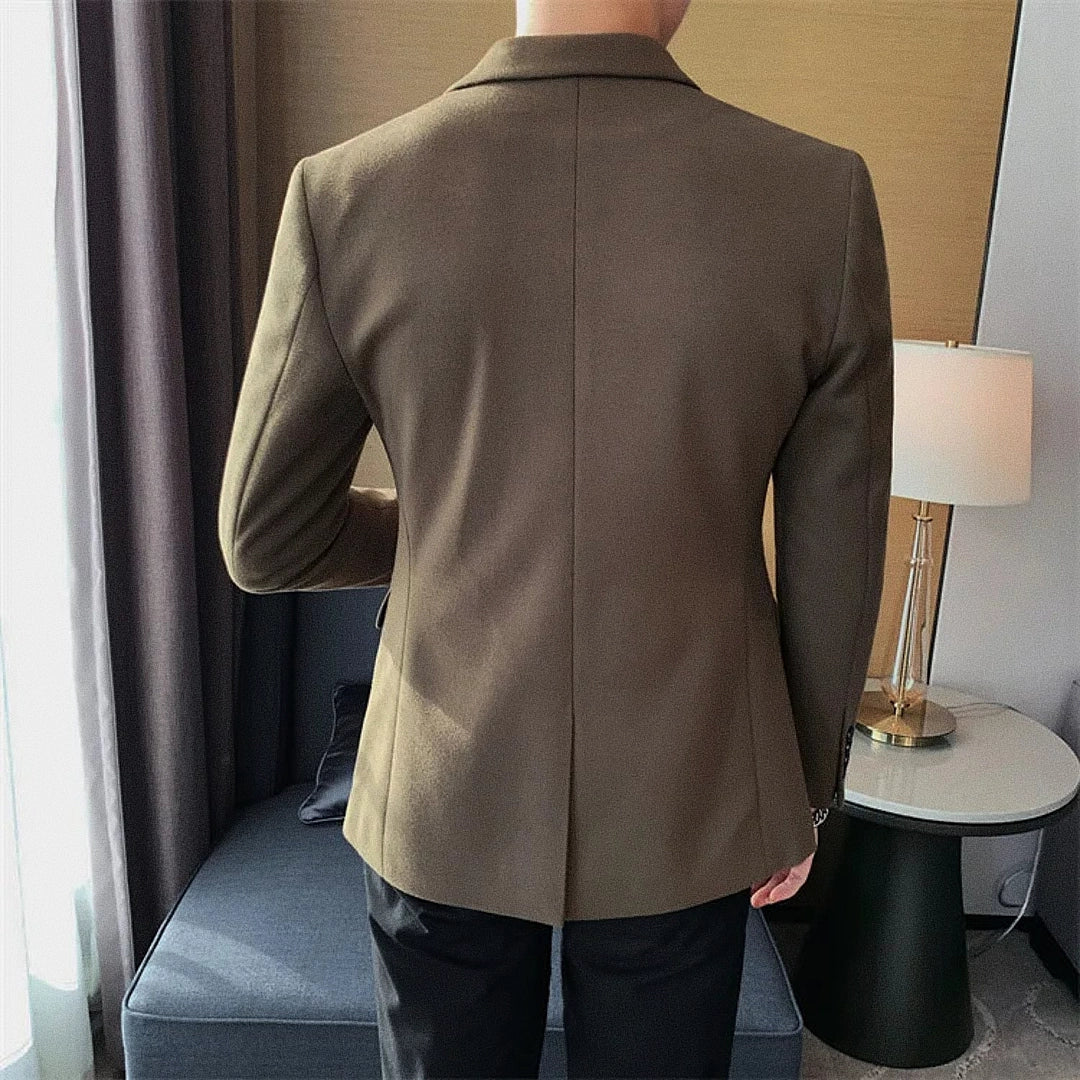 Blazer Masculino Grife Romenzi RZ933 em detalhe, blazer sofisticado em materiais de alta qualidade que oferece caimento impecável, conforto e estilo elegante.