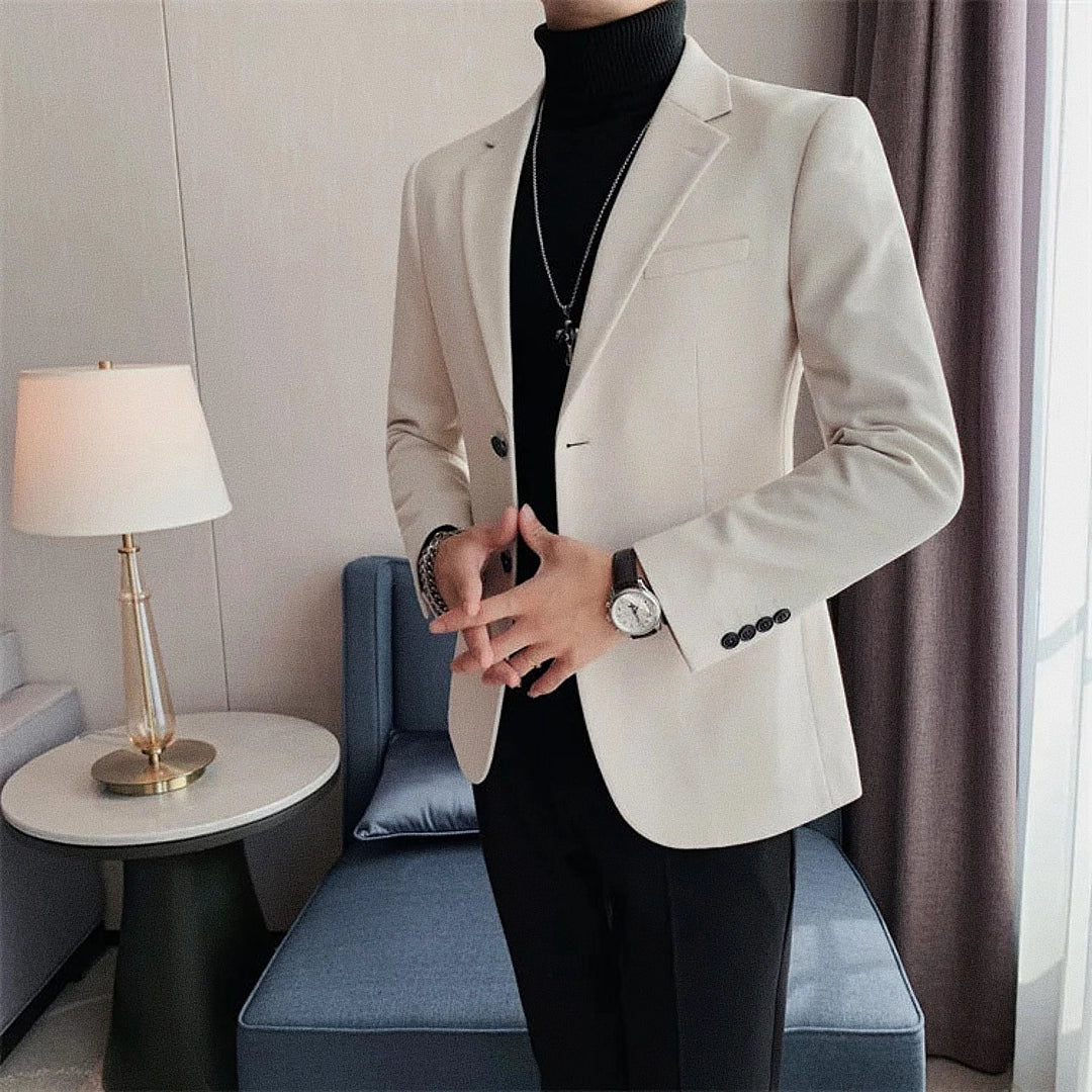 Blazer Masculino Grife Romenzi RZ933 em detalhe, blazer sofisticado em materiais de alta qualidade que oferece caimento impecável, conforto e estilo elegante.