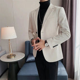 Blazer Masculino Grife Romenzi RZ933 em detalhe, blazer sofisticado em materiais de alta qualidade que oferece caimento impecável, conforto e estilo elegante.