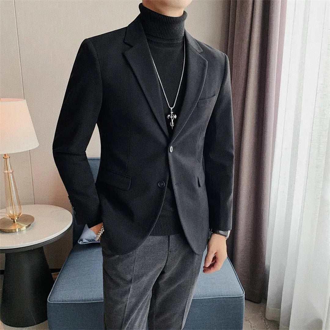 Blazer Masculino Grife Romenzi RZ933 em detalhe, blazer sofisticado em materiais de alta qualidade que oferece caimento impecável, conforto e estilo elegante.