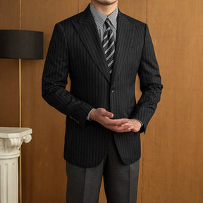 Blazer Masculino Listrado Romenzi RZ926 em detalhe, peça premium em poliéster e viscose com padronagem listrada, sofisticada para looks casuais ou formais.