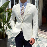Blazer Masculino Romenzi RZ929 em detalhe, blazer branco pérola em ecomicrofibra com forro em seda e poliéster que oferece caimento perfeito e sofisticação.