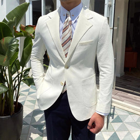Blazer Masculino Romenzi RZ929 em detalhe, blazer branco pérola em ecomicrofibra com forro em seda e poliéster que oferece caimento perfeito e sofisticação.