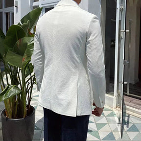 Blazer Masculino Romenzi RZ929 em detalhe, blazer branco pérola em ecomicrofibra com forro em seda e poliéster que oferece caimento perfeito e sofisticação.