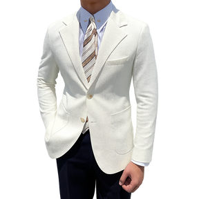 Blazer Masculino Romenzi RZ929 em detalhe, blazer branco pérola em ecomicrofibra com forro em seda e poliéster que oferece caimento perfeito e sofisticação.