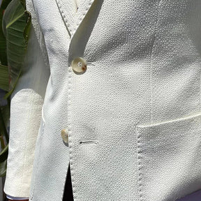 Blazer Masculino Romenzi RZ929 em detalhe, blazer branco pérola em ecomicrofibra com forro em seda e poliéster que oferece caimento perfeito e sofisticação.
