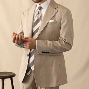 Blazer Masculino Romenzi RZ934 em detalhe, peça sofisticada em Ecomicrofibra Easeleaf com forro de seda e poliéster para looks formais elegantes.
