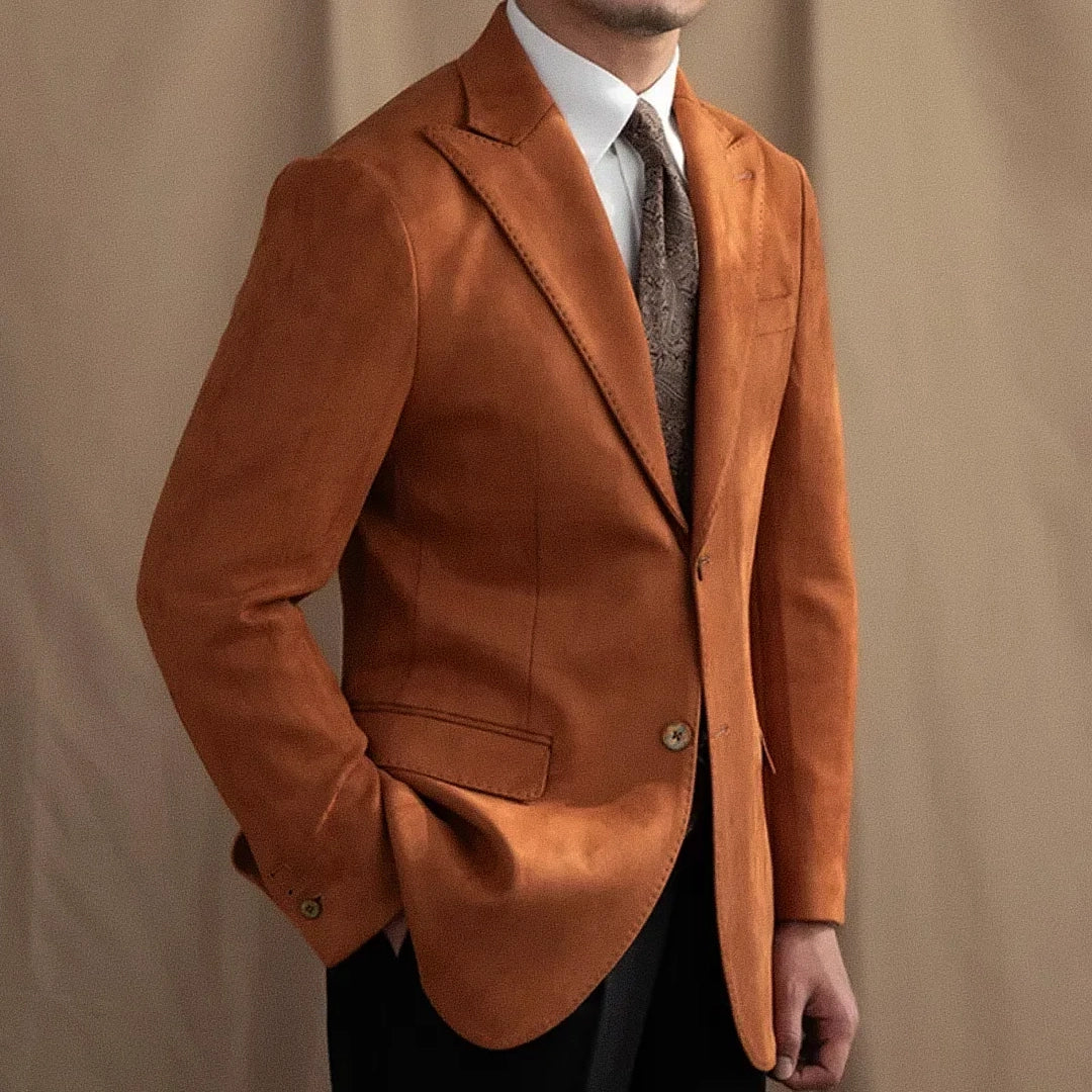 Blazer Masculino Romenzi RZ938 em detalhe, blazer em ecomicrofibra Easeleaf 01 com acabamento interno em seda que oferece conforto e estilo sofisticado.