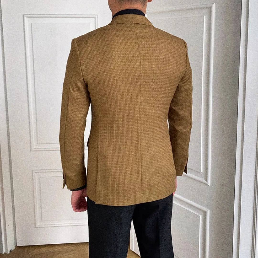 Blazer Masculino Romenzi RZ939 em detalhe, peça sofisticada em Ecomicrofibra Easeleaf Tan Brown com forro em seda e abotoamento duplo elegante.