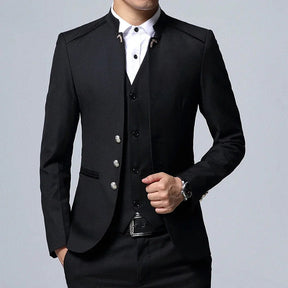 Blazer Masculino Slim Beaumont Romenzi RZ925 em detalhe, modelo slim fit em materiais de alta qualidade que oferece caimento perfeito e estilo sofisticado.