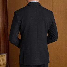 Blazer Masculino Transpassado Romenzi RZ539 em detalhe, peça sofisticada em Ecomicrofibra Easeleaf com acabamento interno em seda para looks elegantes.