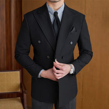 Blazer Masculino Transpassado Romenzi RZ539 em detalhe, peça sofisticada em Ecomicrofibra Easeleaf com acabamento interno em seda para looks elegantes.
