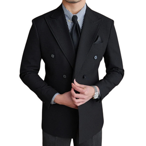 Blazer Masculino Transpassado Romenzi RZ539 em detalhe, peça sofisticada em Ecomicrofibra Easeleaf com acabamento interno em seda para looks elegantes.