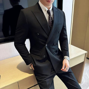 Blazer Masculino Transpassado Romenzi RZ540 em detalhe, peça sofisticada em tecido premium com design elegante para looks sociais e formais.