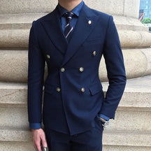 Blazer Masculino Transpassado Romenzi RZ542 em detalhe, blazer elegante em tecido de alta qualidade que oferece conforto, durabilidade e caimento impecável.