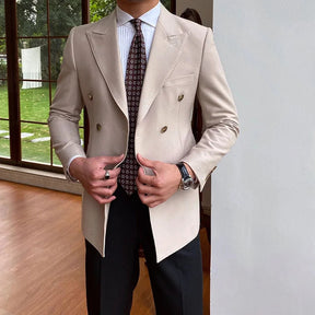 Blazer Masculino Transpassado Romenzi RZ542 em detalhe, blazer elegante em tecido de alta qualidade que oferece conforto, durabilidade e caimento impecável.