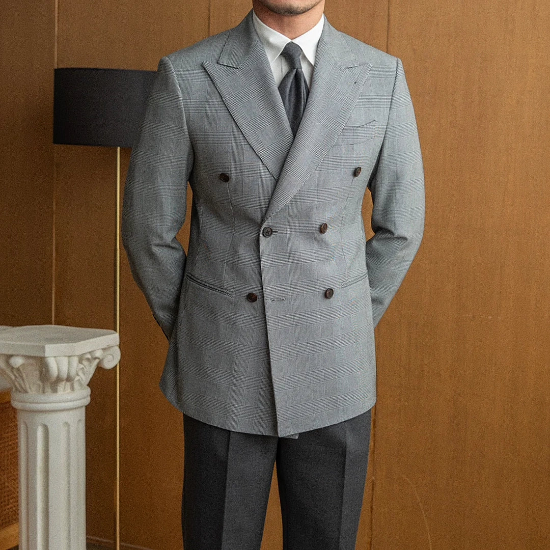 Blazer Masculino Transpassado Romenzi RZ922 em detalhe, modelo em ecomicrofibra com forro de seda que oferece caimento perfeito e estilo sofisticado.