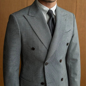 Blazer Masculino Transpassado Romenzi RZ922 em detalhe, modelo em ecomicrofibra com forro de seda que oferece caimento perfeito e estilo sofisticado.