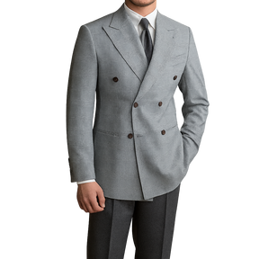 Blazer Masculino Transpassado Romenzi RZ922 em detalhe, modelo em ecomicrofibra com forro de seda que oferece caimento perfeito e estilo sofisticado.