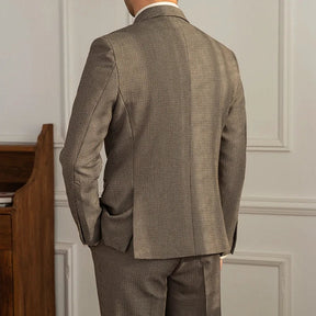 Blazer Masculino Transpassado Romenzi RZ924 em detalhe, peça sofisticada em Ecomicrofibra Easeleaf premium com design elegante para ocasiões formais.
