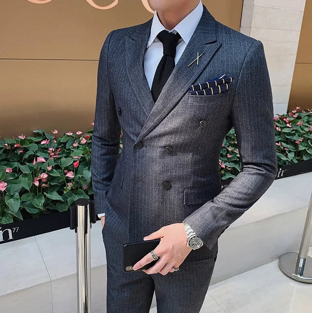 Blazer Masculino Transpassado Romenzi RZ930 em detalhe, peça sofisticada em materiais premium com design elegante para looks formais e sociais.
