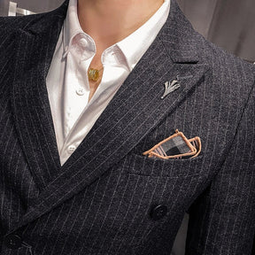 Blazer Masculino Transpassado Romenzi RZ930 em detalhe, peça sofisticada em materiais premium com design elegante para looks formais e sociais.