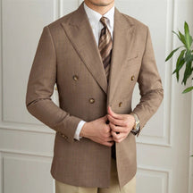 Blazer Masculino Transpassado Romenzi RZ935 em detalhe, blazer em ecomicrofibra Easeleaf 01 que oferece conforto, durabilidade e estilo sofisticado.