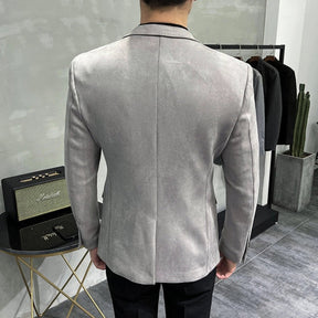 Blazer Masculino Veneza Romenzi RZ928 em detalhe, peça sofisticada em Ecomicrofibra Easeleaf com seda, disponível em cores clássicas para looks elegantes.
