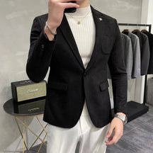 Blazer Masculino Veneza Romenzi RZ928  em detalhe, peça sofisticada em Ecomicrofibra Easeleaf com seda, disponível em cores clássicas para looks elegantes.