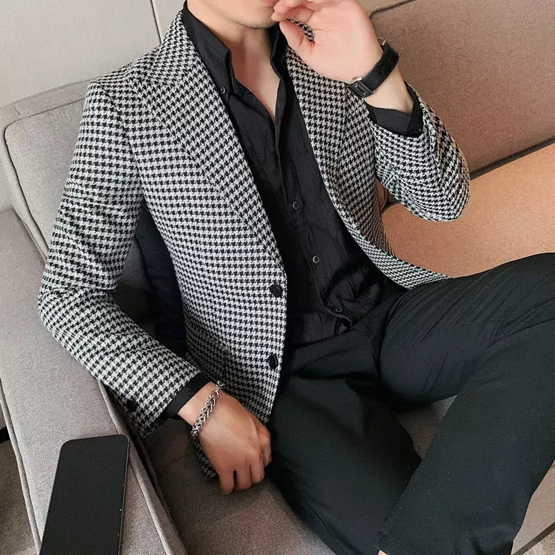 Blazer Masculino Xadrez Romenzi RZ541 em detalhe, blazer elegante em materiais de alta qualidade com padrão xadrez que oferece conforto e caimento impecável.