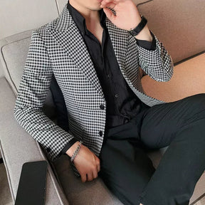 Blazer Masculino Xadrez Romenzi RZ541 em detalhe, blazer elegante em materiais de alta qualidade com padrão xadrez que oferece conforto e caimento impecável.