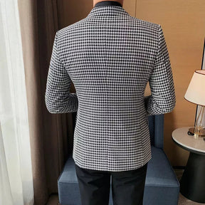 Blazer Masculino Xadrez Romenzi RZ541 em detalhe, blazer elegante em materiais de alta qualidade com padrão xadrez que oferece conforto e caimento impecável.