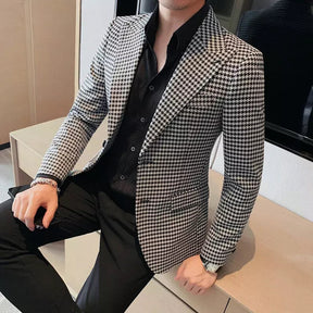Blazer Masculino Xadrez Romenzi RZ541 em detalhe, blazer elegante em materiais de alta qualidade com padrão xadrez que oferece conforto e caimento impecável.