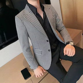 Blazer Masculino Xadrez Romenzi RZ541 em detalhe, blazer elegante em materiais de alta qualidade com padrão xadrez que oferece conforto e caimento impecável.