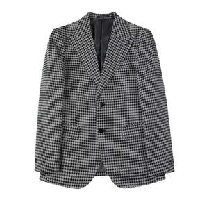 Blazer Masculino Xadrez Romenzi RZ541 em detalhe, blazer elegante em materiais de alta qualidade com padrão xadrez que oferece conforto e caimento impecável.